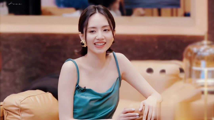 第五组是旅行团乐队帮唱万妮达,演唱歌曲《我要走啦》。旅行团乐队由主唱孔一蝉、吉他手黄子君、键盘手韦伟以及鼓手徐彪组成,是中国内地具有代表性的摇滚乐队之一,他们的现场表现力一向充满能量与感染力。这一次与万妮达的合作,本身就带有强烈的风格互补感。乐队的摇滚底色加上万妮达的说唱表达,很容易形成一种节奏推进与情绪爆发的双重冲击,舞台效果大概率会非常热烈,甚至有点燃现场的可能。 第六组由陈奂仁帮唱刘惜君。陈奂仁1976年1月27日出生于新加坡,是词作家、作曲家兼歌手,早在1999年就为张学友谱曲,从而正式进入华语音乐圈。他在音乐创作上更偏幕后型,属于那种真正懂结构、懂旋律的人。这一组演唱的歌曲是《如果我是陈奕迅》,本身就带有一定的叙事意味与情绪张力。而刘惜君本身在粤语歌曲的表达上也极具质感,如果未来往香港音乐市场发展,会有相当不错的适配度,这一组在细腻度上值得期待。 第七组是曾比特帮唱窦靖童,共同演唱歌曲《半点心》。曾比特作为新生代歌手,整体实力不容小觑,声音质感干净而稳定。窦靖童的音乐气质则更偏向松弛与个性表达,两人的音色都带有柔和特质,在这种基础上选择抒情路线的歌曲,本身就非常合理。这一组更像是氛围型舞台,不追求极致爆发,而是追求整体流动感与情绪沉浸。 第八组由茜拉帮唱艾略特,演唱歌曲《Can’t Help falling in love》。茜拉本身实力非常强,无论是音域还是舞台掌控力都具备很高水准。但相较之下,这位美国男歌手在国内观众缘方面存在一定挑战,这也让这一组的最终效果带上了一层不确定性:是被音乐本身打动,还是受限于认知差异,仍然有待舞台揭晓。 整体来看,这一季帮唱阵容相比之前的版本明显更具质量与多样性,风格跨度从抒情、摇滚到电子与说唱都有覆盖。齐豫与胡彦斌这两组依旧是最受关注的竞争核心,很可能会在排名上形成强力对冲。从目前配置来看,这两组冲击前二的可能性依然很高。至于最终结果究竟如何,或许只有等舞台真正揭晓时,才能给出最真实的答案。你们又更看好哪一组呢?