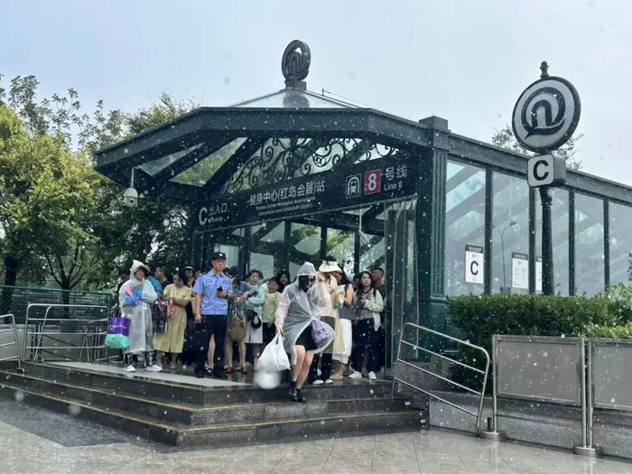 走出地铁站的歌迷(图源:极目新闻记者拍摄)