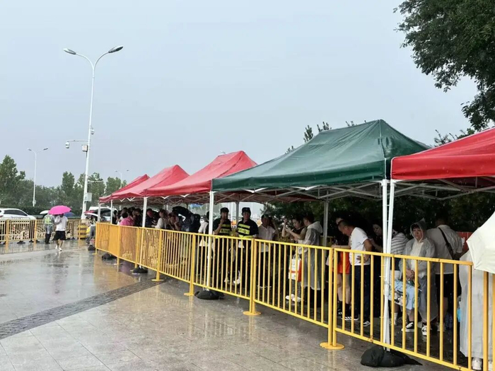 场外画面(图源:极目新闻记者拍摄)