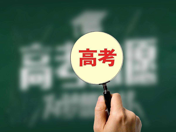 围绕这件事的讨论，也在家长群与社交网络中折射出一种更普遍的社会情绪——教育焦虑的外化与放大。晒分文化背后，其实是长期内卷环境下对成绩的过度依赖与放大。但与此同时，越来越多理性的声音也开始出现，试图把讨论拉回更温和的轨道：分数不应成为衡量一个人全部价值的唯一标尺。有教育博主在相关热搜话题下直言：当查分截图铺天盖地传播时，我们是否想过，这些孩子正在被一张张标签定义？而在这场舆论波动中，官俊臣粉丝群体的反应则显得尤为克制与温暖，在#关关难过官官过#的话题下，大多数留言并未聚焦于具体分数，而是简单而坚定地表达无论多少分都支持。当隐私权与公众关注被同时推上热搜，也许更值得反思的是：真正意义上的关心，并不是围观与评判，而是为这些尚在成长路上的少年，留出一片可以安心呼吸的安静空间。
