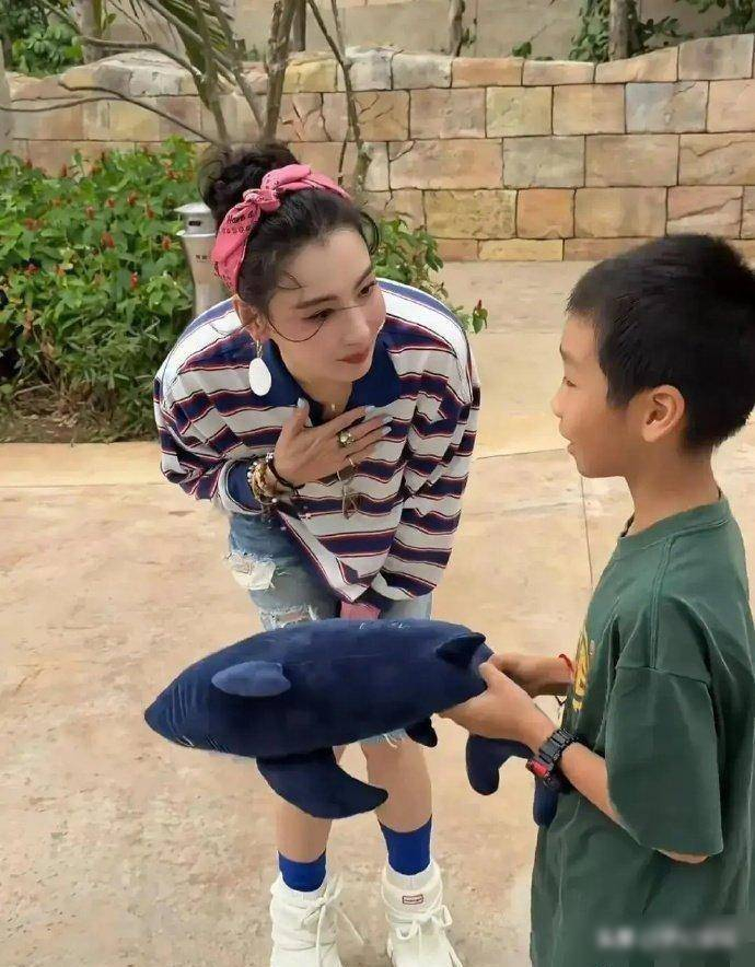 真正让一个人显得年轻的,也许从来不是脸上没有皱纹,而是心里依然有热爱、有牵挂,也依然愿意认真生活。