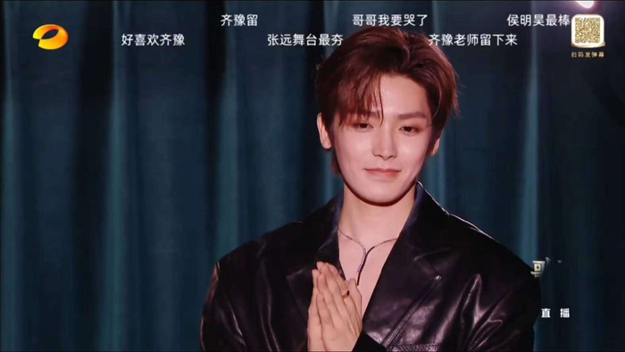 另一边,侯明昊的离场则带着一种复杂的情绪余波。他在淘汰瞬间眼眶发红,却仍然努力笑着说出那句赚到了,像是对舞台最后的体面告别。他握着话筒哽咽着补充:谢谢每个给我投票的外卖小哥、工厂妹,你们让我知道音乐不该是奢侈品。简单一句话,却把现场情绪推向了另一个层次。后台采访时,他一边啃着煎饼果子,一边自嘲说:下回参加节目得先练练说唱。那种略带松弛的幽默,反而让人更清楚地看到他的不甘与坦然。这一轮淘汰机制也引发了不小争议——袭榜歌手约翰·传奇赢下一场后,直接导致末位选手被淘汰,让讨论迅速分裂成两派。但与此同时,更多观众选择站在节目组一侧:终于不用看流量明星保送了。 当舞台上的情绪逐渐散去,万妮达在庆功宴上连喝三杯二锅头的画面被拍到时,弹幕再次刷出一句新的热评:这才是我们等了十年的草根偶像,没有滤镜,只有实打实的炸场。在那一瞬间,这句话几乎成了整期节目情绪的收束,也像是一种久违的观众共识——舞台不再只是精致包装的展示,而重新变回了声音与真实之间的较量。