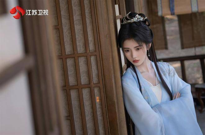 这次是宋威龙与鞠婧祎继《漂亮书生》后的二度合作。彼时,他们曾上演女扮男装、共赴学堂的青春故事;如今在《千香》中再度以同窗身份相逢,从轻松幽默的青春喜剧风转向宿命交错的仙侠爱情,两人之间的化学反应将会碰撞出怎样的新火花,着实令人期待。此外,《千香》还汇聚了一众实力不凡的年轻演员:叶盛佳饰演的狐妖陆离神秘莫测,朱丽岚化身百里唱月温婉动人,刘梦芮诠释的百里歌林亦锋芒毕露……每一个角色都被细心雕琢,每位演员都倾情投入,带领观众沉浸于这场仙侠大戏中的爱恨情仇之中。