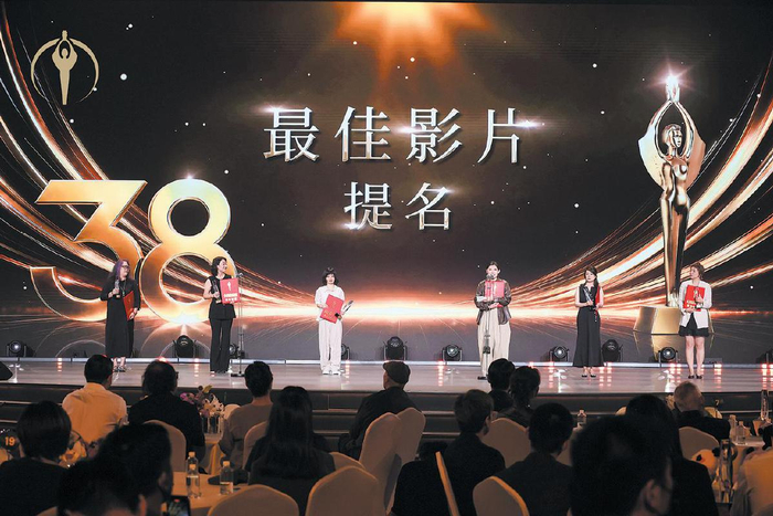 最佳影片提名者上台领奖。图片/主办方供图